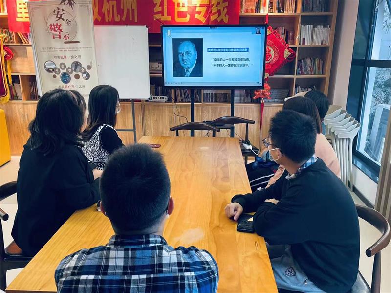 国产自拍家庭教育研究院巾帼文明岗教育行